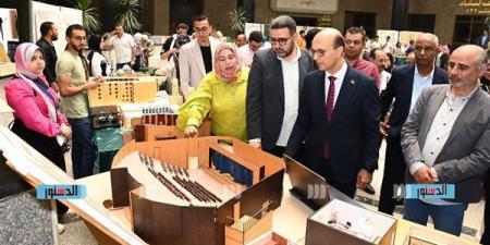 رئيس
      جامعة
      أسيوط
      يفتتح
      المعرض
      الفني
      السنوي
      بكلية
      الفنون
      الجميلة - نجد الاخبارية