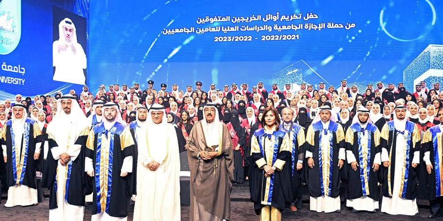 سمو أمير البلاد شمل برعايته وحضوره حفل تكريم أوائل خريجي جامعة الكويت - نجد الاخبارية