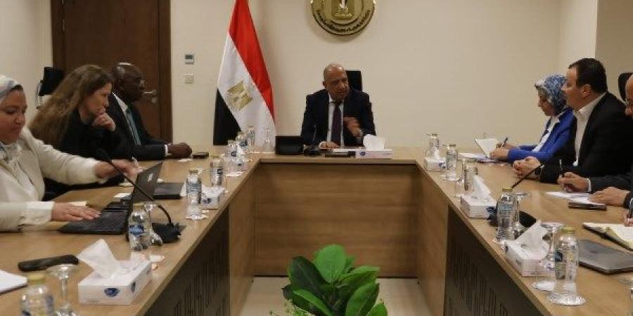وزير الكهرباء يبحث مع وفد التمويل الدولية “iFC ” التعاون  فى الطاقة المتجددة - نجد الاخبارية