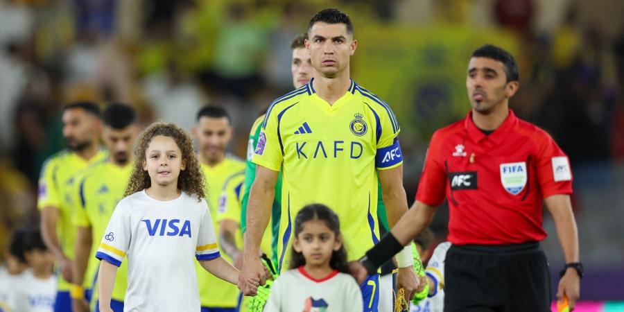 رونالدو يثير جدلاً.. هذا ما فعله مع زملائه على هامش خسارة النصر من الاتحاد