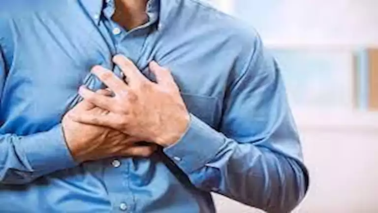 تتشابه مع حرقة المعدة.. احذر أعراض تكشف النوبة القلبية