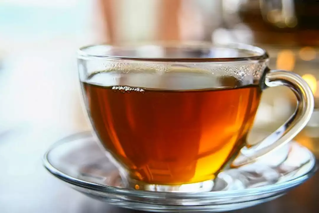 ماذا يحدث لمعدتك وكليتيك عند شرب الشاي على الريق؟.. مفاجأة