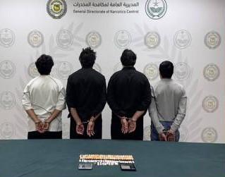 القبض على (4) مقيمين من الجنسية الباكستانية لترويجهم مواد مخدرة #عاجل