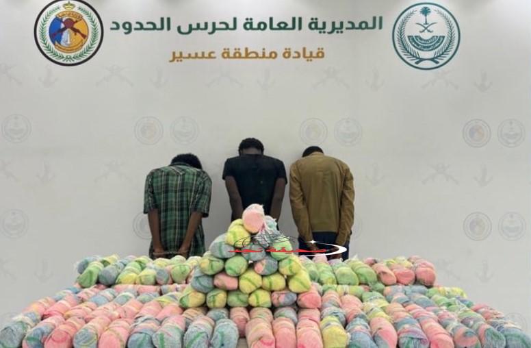 القبض على (3) مخالفين لأمن الحدود من الجنسية اليمنية لتهريبهم (220) كجم من القات #عاجل