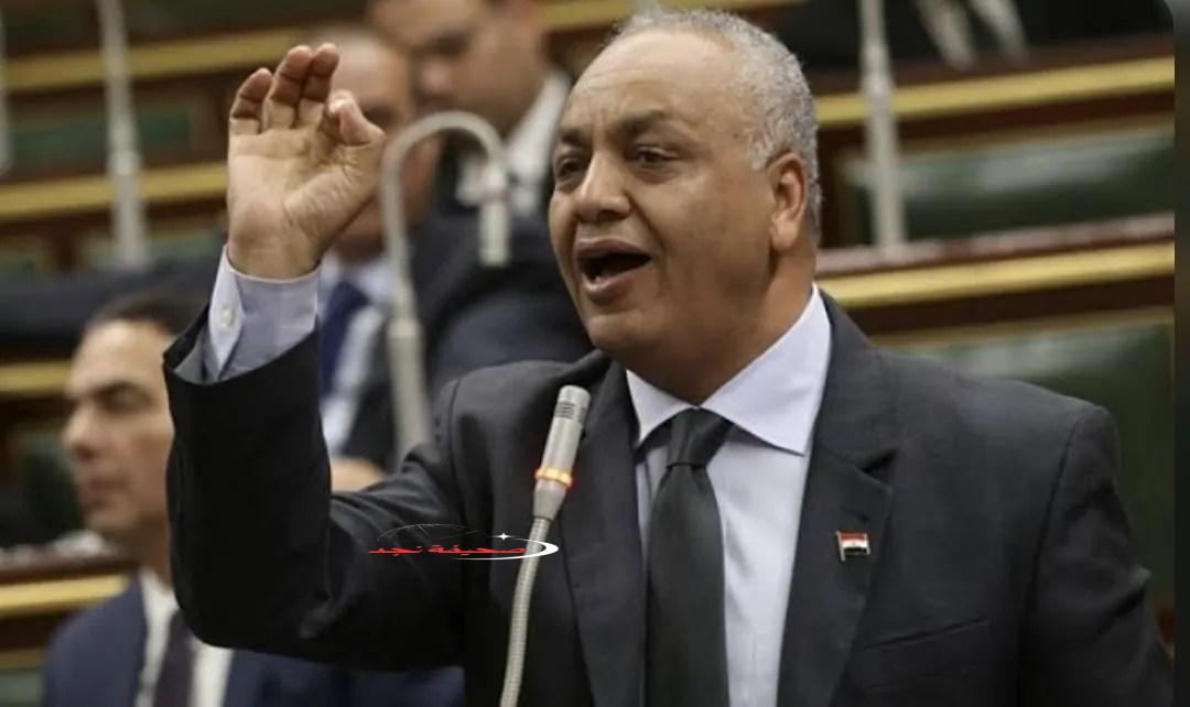 مصطفى بكري ينفعل على الهواء بسبب البنزين المغشوش.. ويؤكد: «اللي عمل كدا المفروض يتعدم»