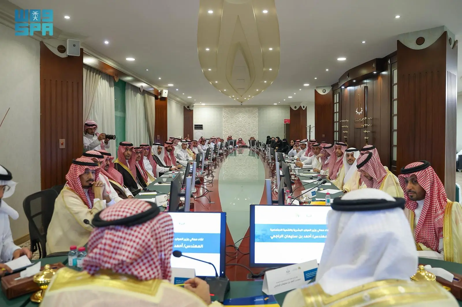 وزير الموارد البشرية يشهد توقيع 9 اتفاقيات تنموية في #القصيم