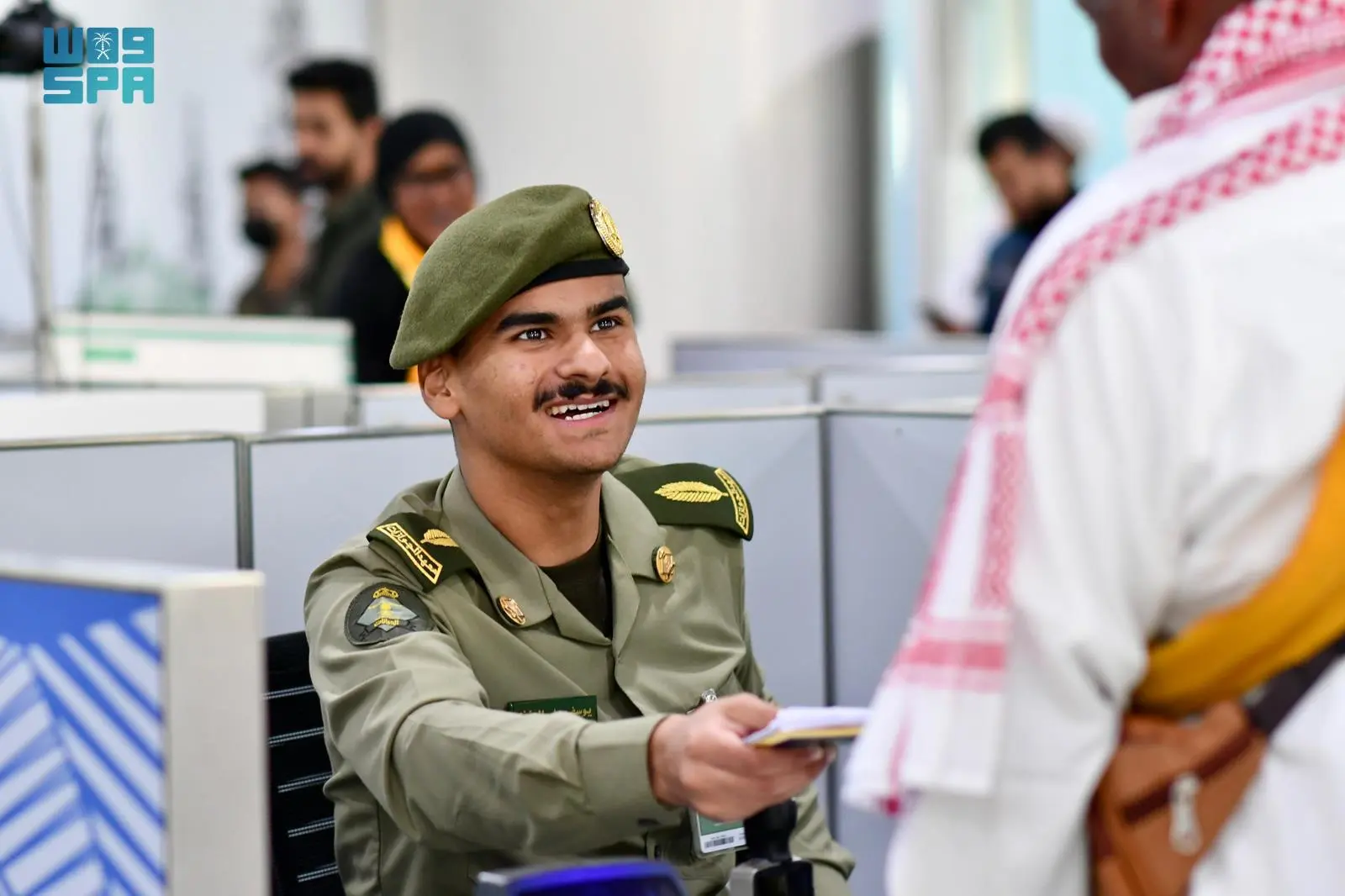 جوازات مطار الأمير محمد بن عبدالعزيز تستقبل أولى رحلات ضيوف الرحمن القادمين من #الصومال
