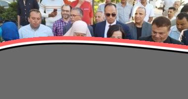 محافظ البحيرة يشارك المواطنين فرحة عيد الأضحى بتوزيع الهدايا