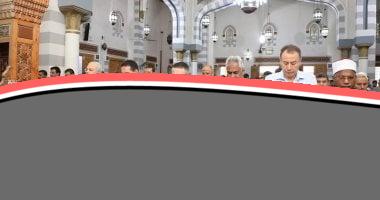 محافظ البحر الأحمر يشارك جموع المصلين أداء صلاة العيد في مسجد عبد المنعم رياض بالغردقة