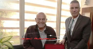«تقديرًا لعطائه» محافظ أسوان يهدي مجدي يعقوب مفتاح المدينة ويطلق اسمه على محور الخزان.. صور