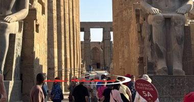 «انطلق في رحلة لا تُنسى!» 15 صورة تحكي قصة بهجة السياح في معالم الأقصر الساحرة