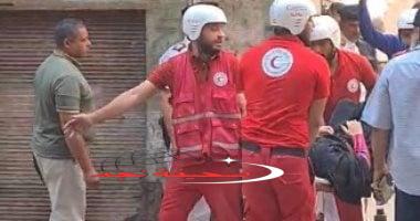 «لحظات الأمل» لحظة إنقاذ سيدة حية من تحت أنقاض عقار حدائق القبة المنهار.. صورة