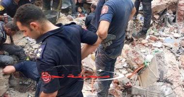 «معجزة في حدائق القبة» استخراج طفلة حية من تحت أنقاض عقار منهار بعد 7 ساعات