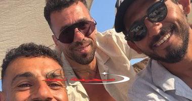 «استمتع بإجازتك» محمد صلاح يمضي عطلته مع عبد الله السعيد وأحمد حجازي على الشاطئ