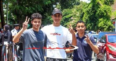 «بعد طول انتظار» خروج طلاب الثانوية من لجان امتحان اللغة العربية.. وارتياح عام يخيم على الأجواء