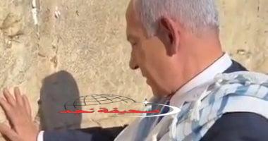 «لحظات مثيرة» نتنياهو يقتحم باحات الحرم القدسي ويقيم صلاة شكر على حائط البراق عقب الضربة الإيرانية.. صور