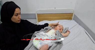 “صدمة ودمار” مشهد يهز القلوب.. بتر ساق رضيع فلسطينى بسبب غارة إسرائيلية على غزة.. صورة