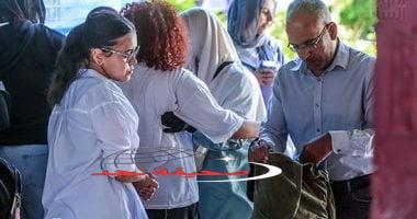 «استعدوا للامتحان!» تفتيش دقيق لطلاب الثانوية بالجيزة قبيل دخول لجان الإنجليزية