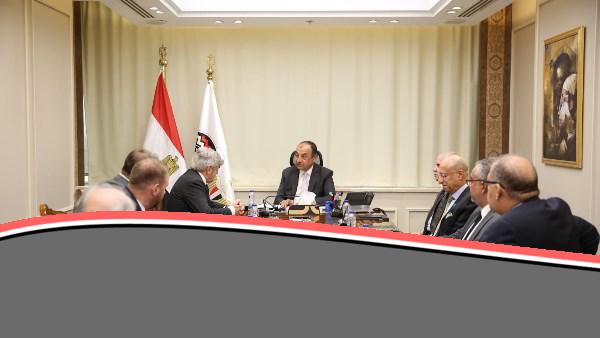 «على نار» وزير قطاع الأعمال يبحث آخر تطورات مشروع حامض النيتريك ونترات الأمونيوم في أسوان