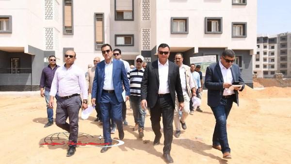 «نظرة مستقبلية» وزير الإسكان يتفقد العمارات المستدامة وتحديث الصرف الصناعي بالعاشر