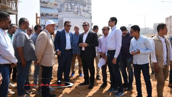 «في جولة تفقدية» وزير الإسكان يتفقد مشروع ديارنا وتطوير الطرق والمحاور بالعاشر من رمضان