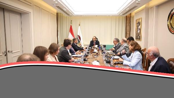«فرص واعدة» وزير قطاع الأعمال العام يناقش مع تحالف بقيادة “روسال” الروسية شراكات في صناعة الألومنيوم