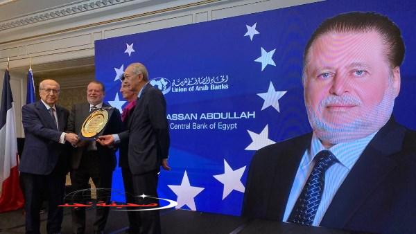 «تكريمًا للجهود» محافظ البنك المركزي يتسلم جائزة أفضل محافظ لعام 2025 من اتحاد المصارف العربية