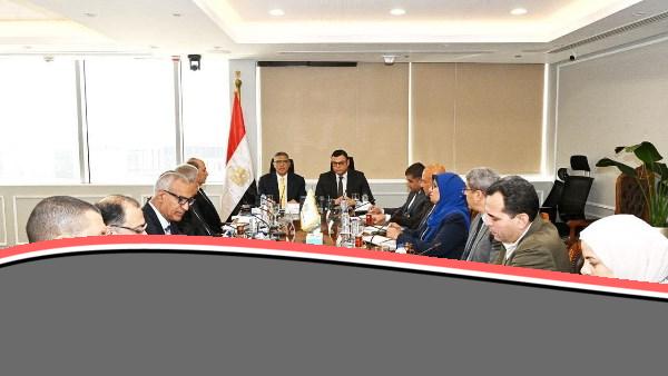 وزير الإسكان ومحافظ الجيزة يواصلان متابعة مشروعات مياه الشرب والطرق بالمحافظة