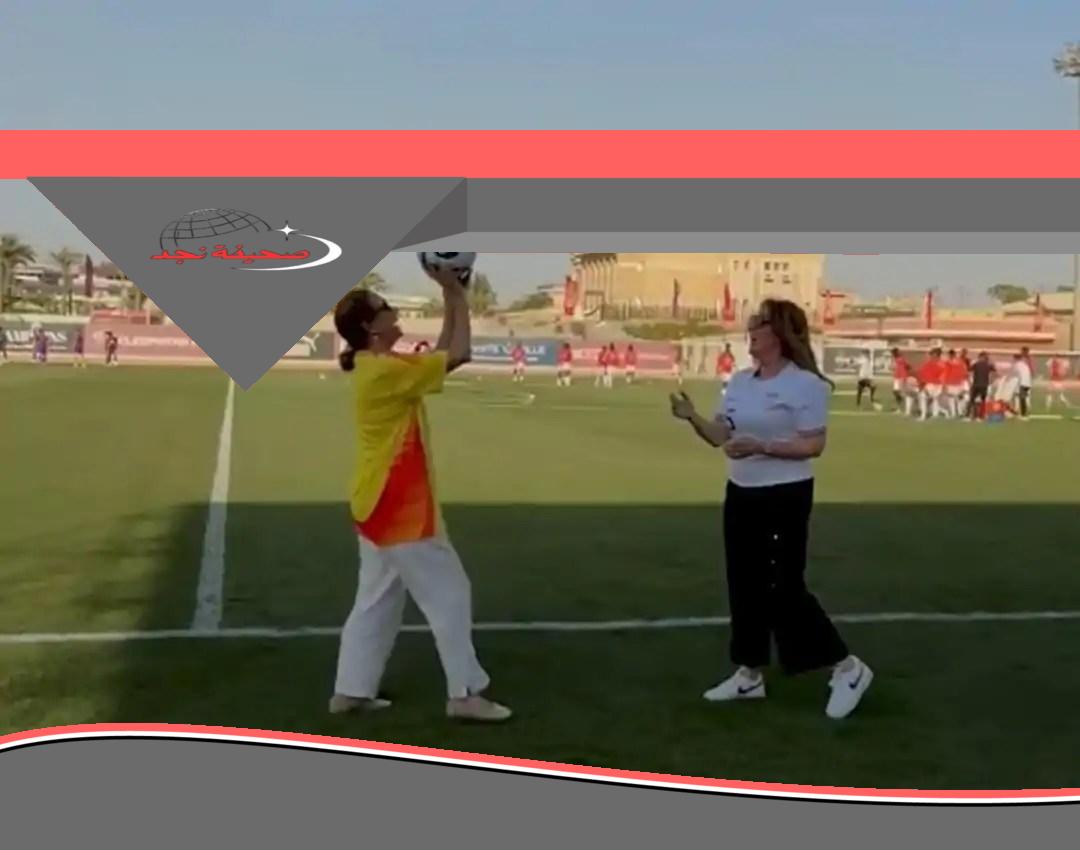 “مواجهة دبلوماسية” في مهارات كرة القدم بين سفيرتي أمريكا وكولومبيا ببطولة خوفو