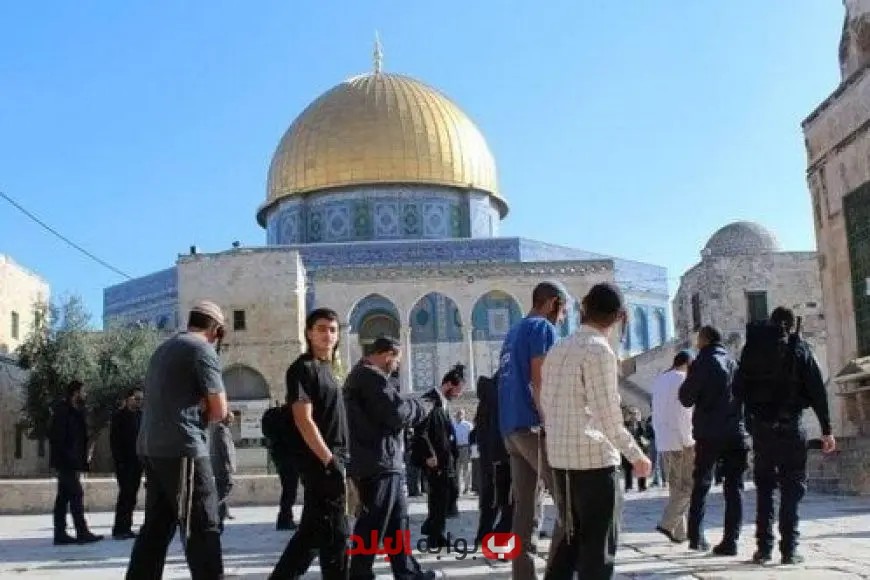 «تصعيد خطير بالقدس!» مستوطنون إسرائيليون يقتحمون ساحات المسجد الأقصى بحماية قوات الاحتلال: تفاقم الأوضاع في القدس
