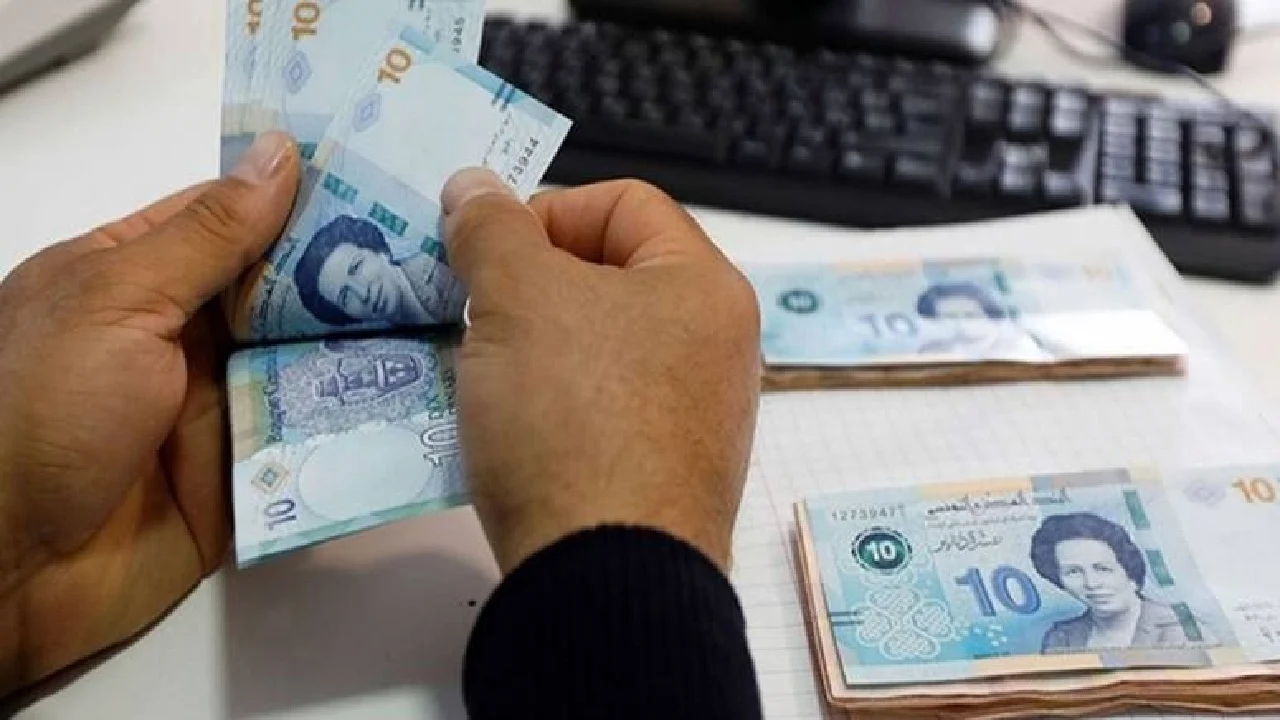 الفلوس اتصرفت بالليل.. صرف رواتب المتقاعدين في تونس يفرح آلاف العائلات
