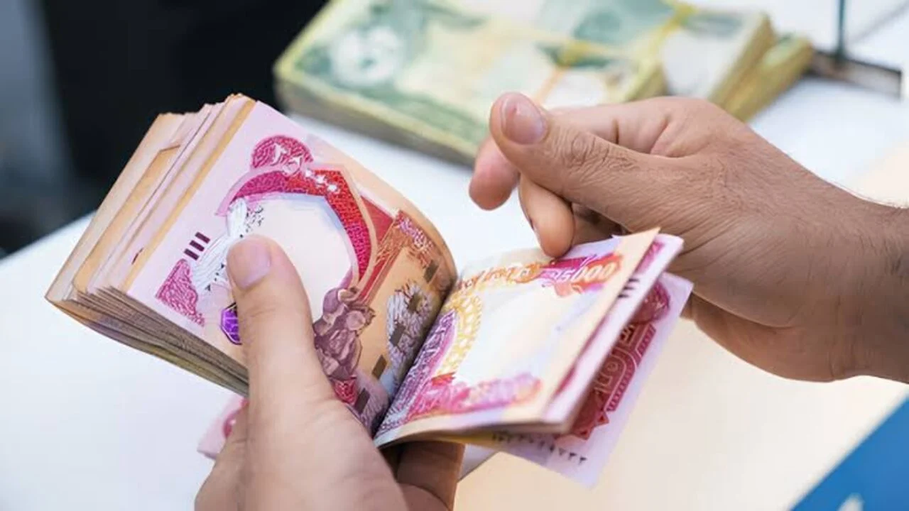 <p><strong>"فلوسك جاهزة يا معلم! رواتب المتقاعدين بالعراق يونيو 2025.. استعلم الآن بكل التفاصيل والمواعيد وطمن قلبك"</strong></p>