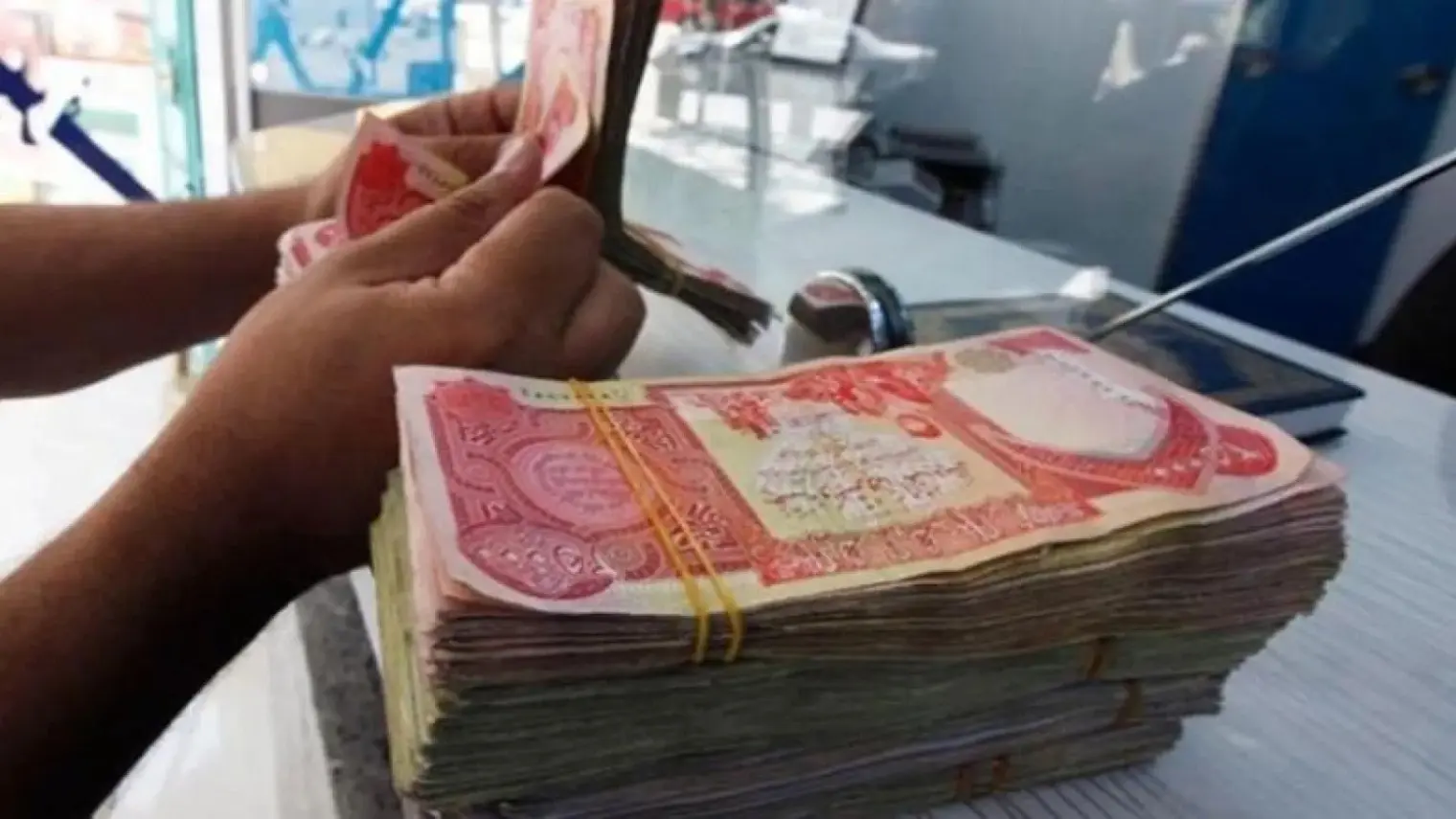 مرتبك اتأخر ليه يا ترى؟.. رواتب المتقاعدين بالعراق اتأخرت جون 2025 والحل يا عمي!