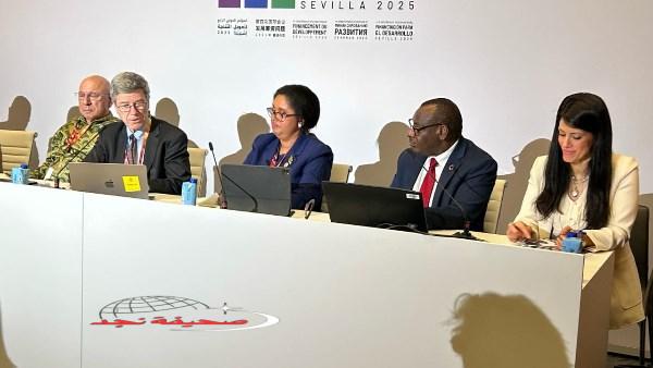 «مستقبل مزدهر ينتظر القارة السمراء» أفريقيا: أعباء الديون تثقل كاهل التنمية