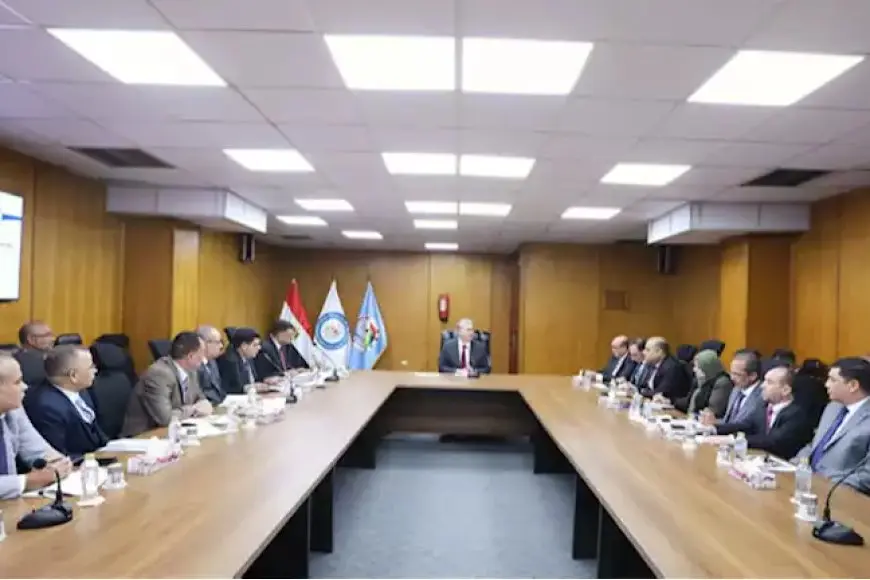 «رؤى مستقبلية» وزير البترول يلتقي قيادات الهيئة العامة للثروة المعدنية لبحث تعزيز الأداء