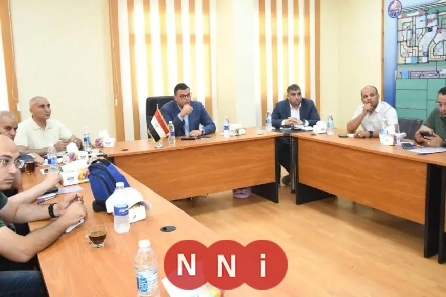 «زيارة ميدانية» وزير الإسكان يتفقد الطرق والمحاور ومحطة الصرف بالعبور الجديدة
