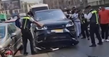 مطاردة “رانج روفر” طائشة على كوبرى أكتوبر.. لحظات إثارة وبطولة رجال المرور