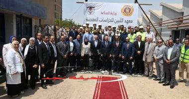 كامل الوزير: دراسة تحويل مصنع الحديد والصلب بحلوان إلى مجمع للصناعات