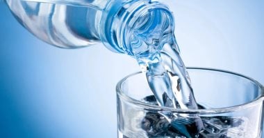 «تأثير نقص شرب الماء على بشرتك!» ماذا يحدث عندما تقل كمية المياه التي تتناولها؟