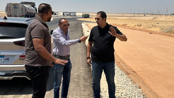 رئيس مدينة سفنكس الجديدة يتفقد مشروعات الطرق والمرافق