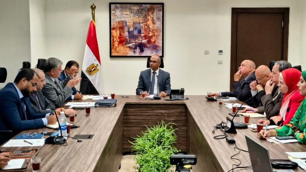 نائب وزير الإسكان يعقد اجتماعا لمناقشة الاستفادة القصوى من إنتاج مجمع محطات تحلية مياه البحر بالعين السخنة