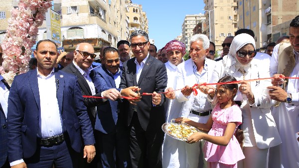 وزير التموين ومحافظ مطروح يتفقدان «سوق اليوم الواحد»ومعرض«أهلاً مدارس»