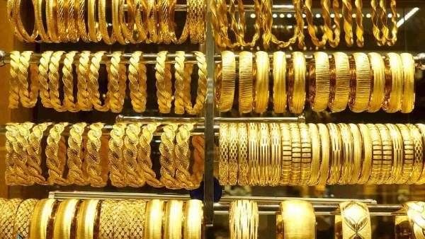أسعار الذهب ترتفع بنحو 1% مع هبوط الدولار.. والتركيز يتحول إلى “جاكسون هول”