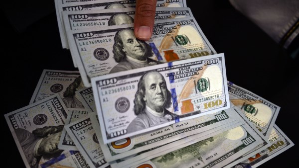 عقب صعوده.. سعر الدولار الآن في البنوك