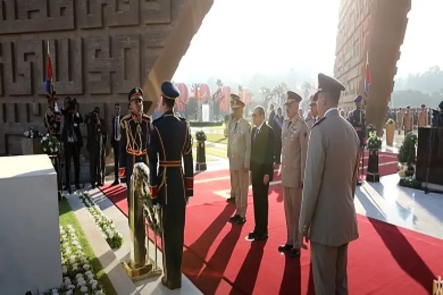 السيسى يضع أكاليل الزهور على قبر الجندى المجهول والزعيمين أنور السادات وجمال عبد الناصر