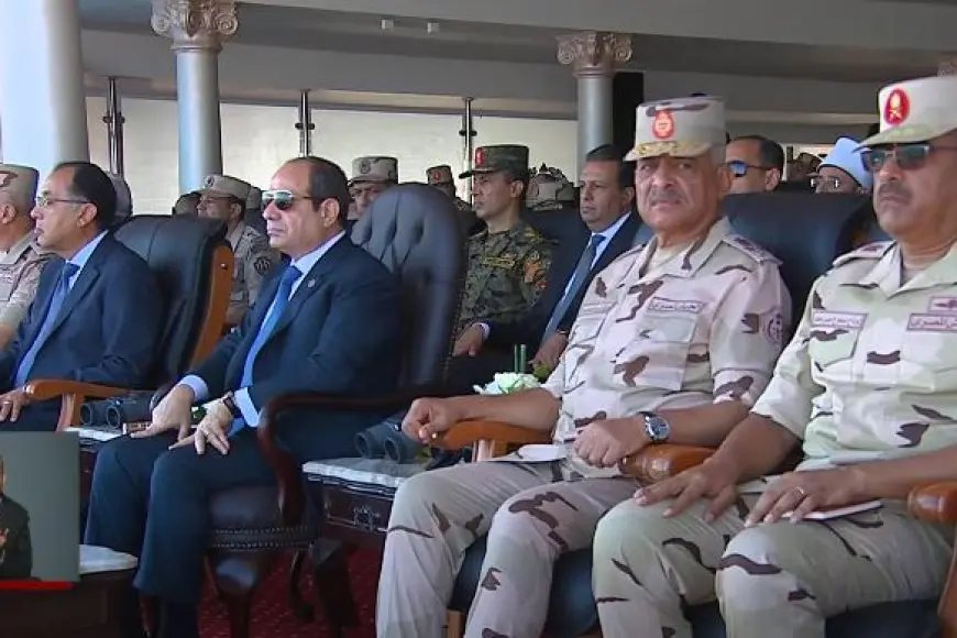 الرئيس السيسي يستمع لشرح عن اصطفاف تفتيش حرب الفرقة السادسة المدرعة