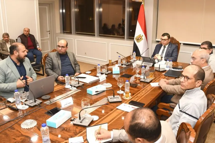 وزير الإسكان يتابع استعدادات تنفيذ المشروعات السكنية الجديدة