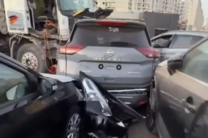 تريلا تصطدم بمعرض سيارات في القطامية وتسبب خسائر فادحة
