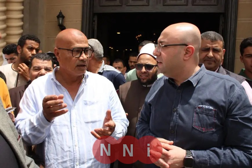 بعد أدائه صلاة الجمعة في مسجد الرضا.. محافظ بني سويف يلتقي عددًا من المواطنين ويستمع لمطالبهم