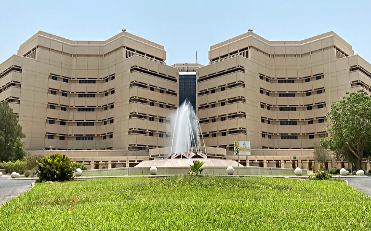 فرص ذهبية في انتظارك.. تعرف على شروط القبول في جامعة الملك عبدالعزيز والمنح التي قد تغير حياتك-